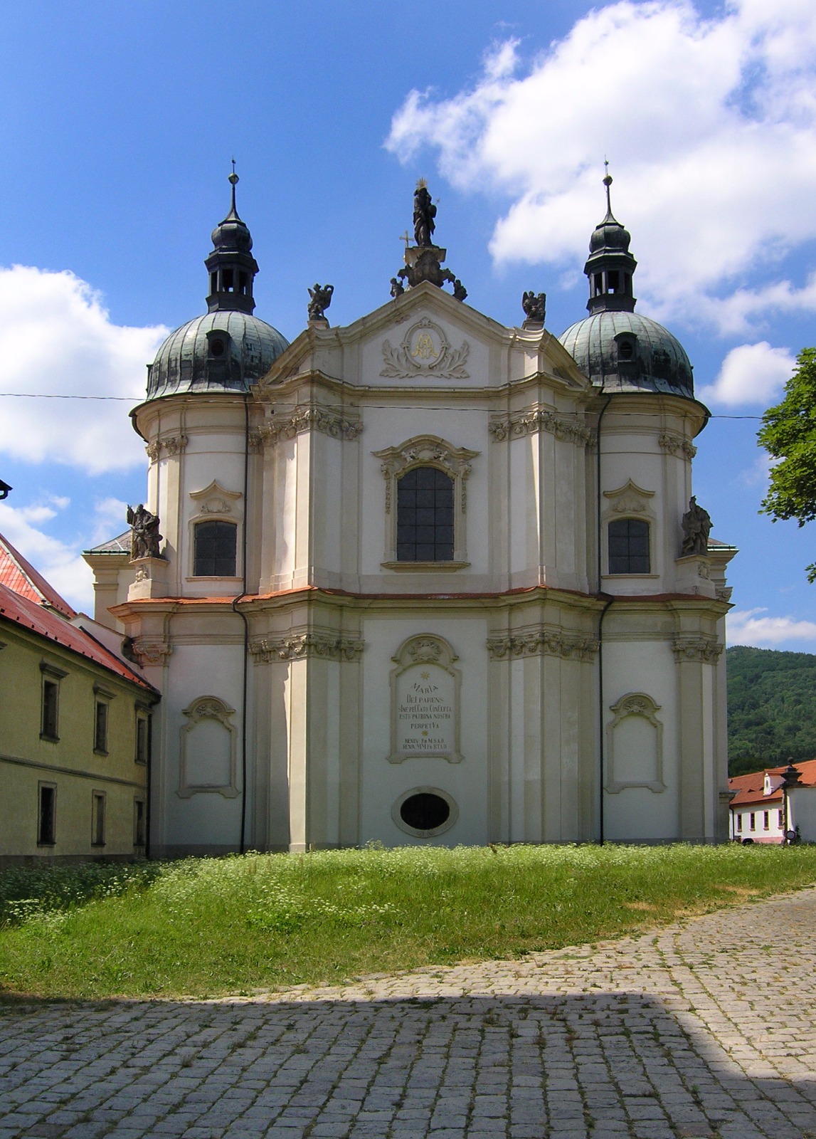 Osek_Monastery,_church.jpg